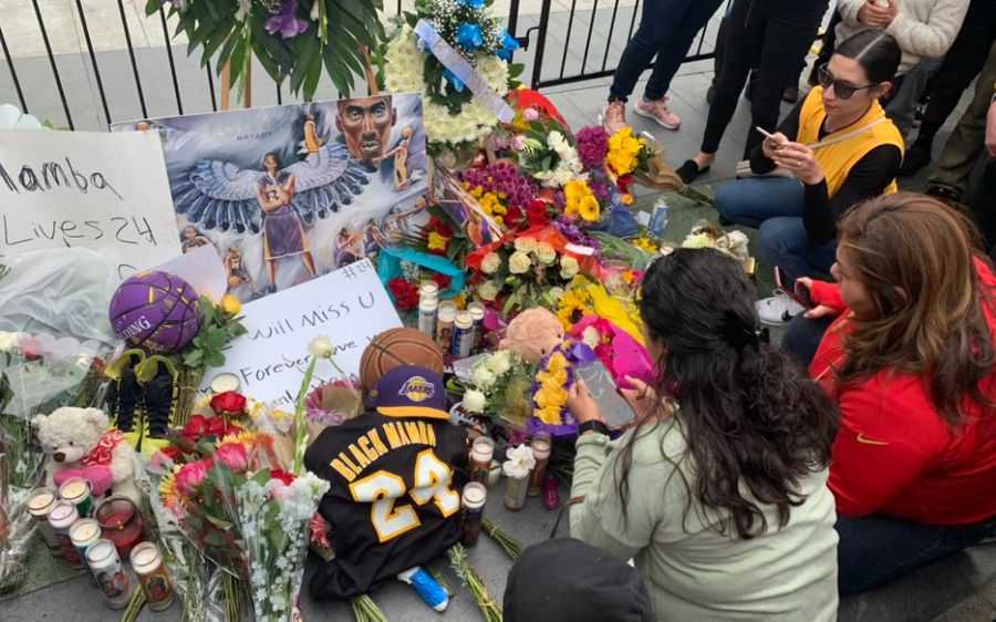 Мемориал памяти Коби Брайанта в Лос-Анджелесе. Фото © Twitter / Tyler Kingkade