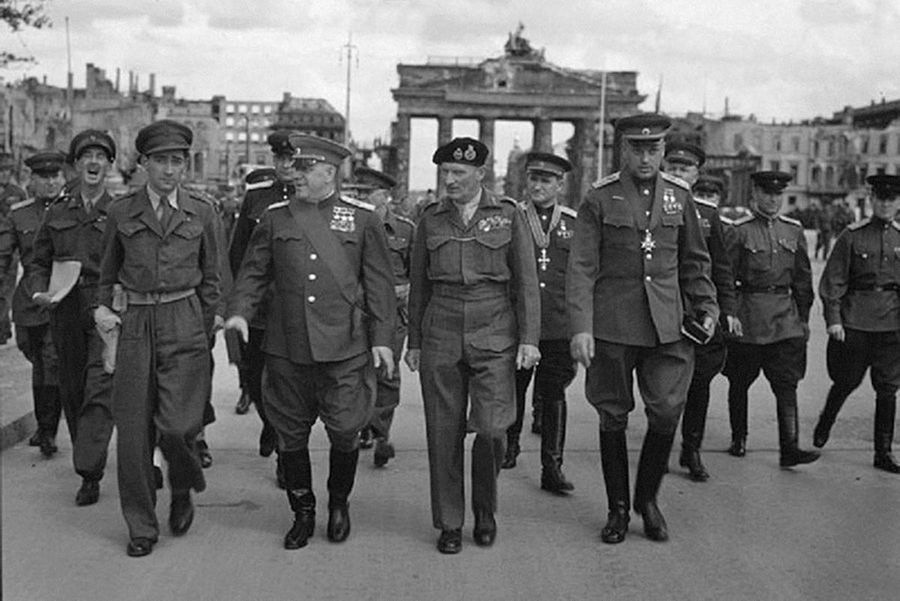 Маршал Советского Союза Г.К. Жуков и Маршал Советского Союза К.К. Рокоссовский
с британским фельдмаршалом Б. Монтгомери.
Германия, г. Берлин, май 1945 г.