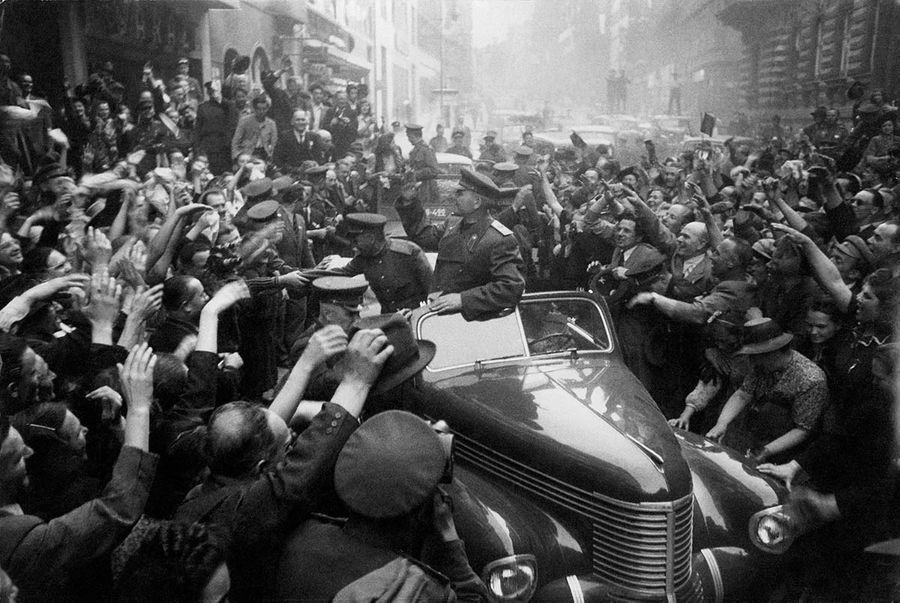 Командующий войсками 1-го Украинского фронта Маршал Советского Союза И.С. Конев в освобождённой Праге.
Чехословакия, май 1945 г.
