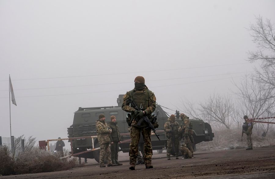 Украинские военные во время обмена пленными. Фото © AP Photo / Evgeniy Maloletka / ТАСС