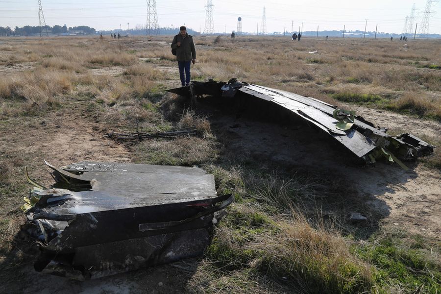 Фрагменты пассажирского самолёта Boeing-737 Международных линий Украины на месте крушения. Фото © Zuma / TASS