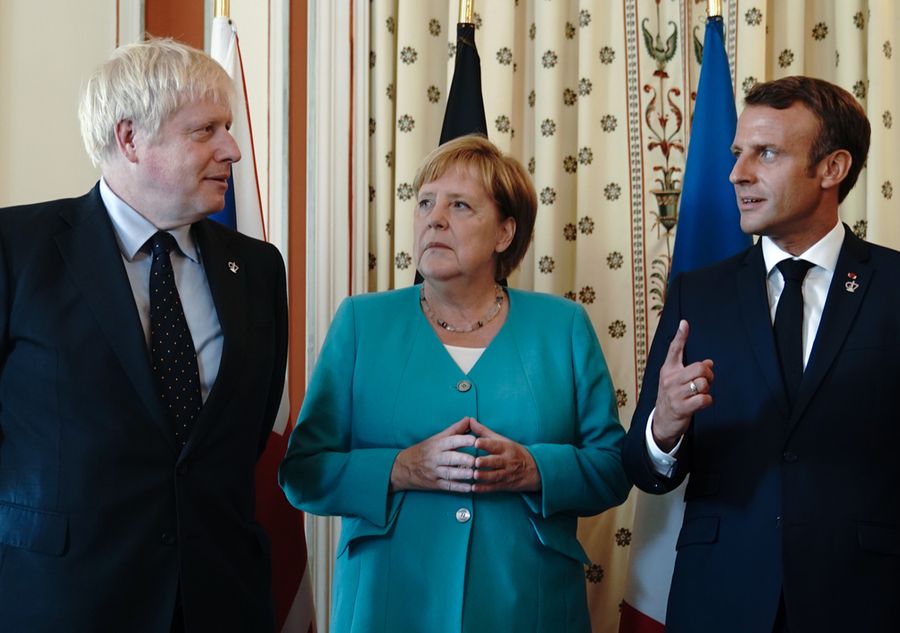 Борис Джонсон, Ангела Меркель и Эмманюэль Макрон. Фото © ТАСС / DPA / Michael Kappeler