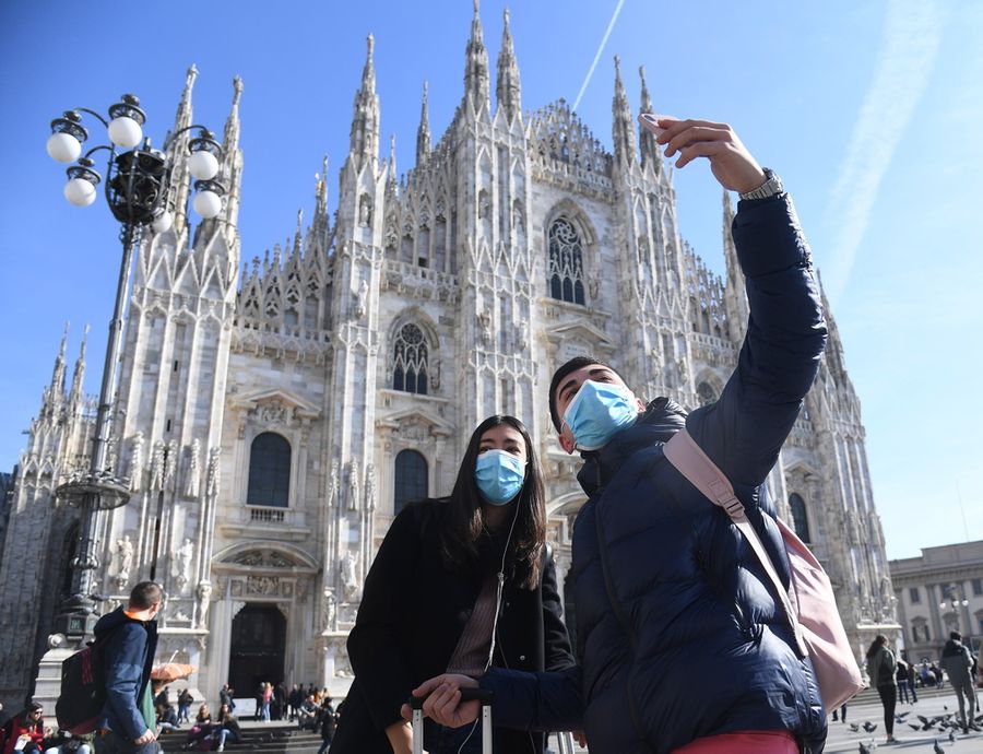 <p>Туристы в Милане. Фото © ТАСС / EPA / DANIEL DAL ZENNARO </p>