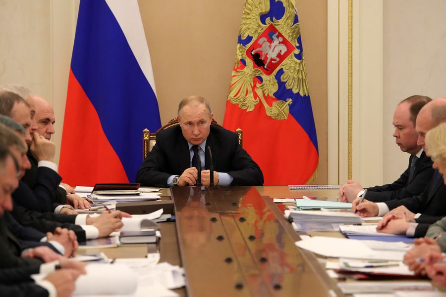 Президент России Владимир Путин с членами Правительства РФ. Фото © ТАСС / Михаил Климентьев