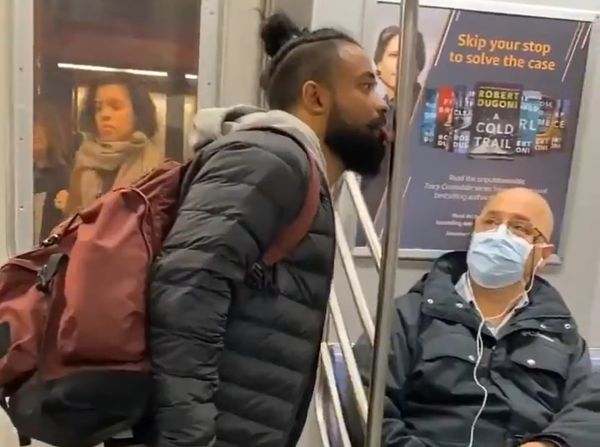 Блогер совершил омерзительный поступок в вагоне метро, чтобы доказать, что не боится коронавируса