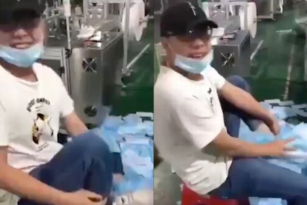 Появилось видео, как работник фабрики по производству медицинских масок вытирает о них обувь
