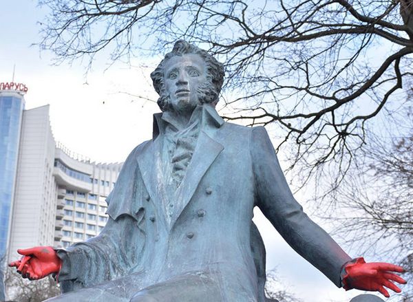Осквернивший памятник Пушкину белорусский вандал сам сдался милиции