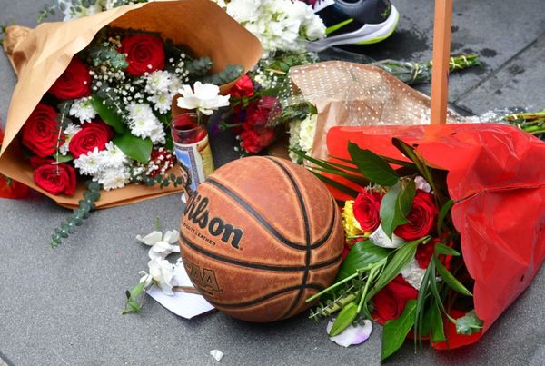 Неймар посвятил гол Коби Брайанту, а фанаты несут цветы и свечи к арене. Как мир чтит память легенды баскетбола