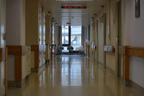 Главврач петербургской больницы уволен после побега пациентов с подозрением на коронавирус