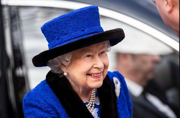 СМИ: Коронавирус "выгнал" Елизавету II из Букингемского дворца