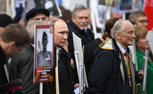 Путин обратился к участникам акции "Бессмертный полк": Я разделяю ваши чувства