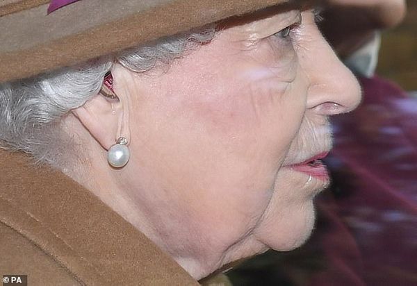 Елизавета II впервые вышла в свет со слуховым аппаратом
