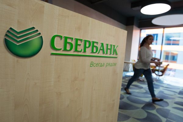 Сбербанк временно отменил комиссию за пополнение карт из других банков