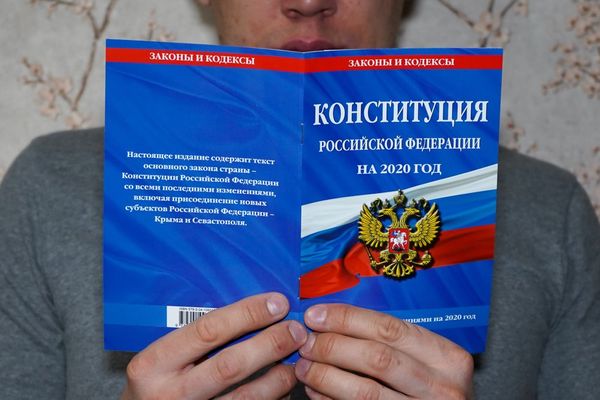 Эксперт ОНФ: Поправки в Конституцию РФ возвращают уважение к "человеку труда"