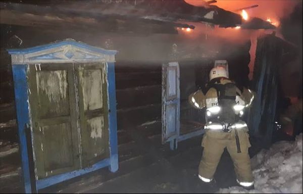 Три человека, в том числе ребёнок, погибли при пожаре в жилом доме в Алтайском крае