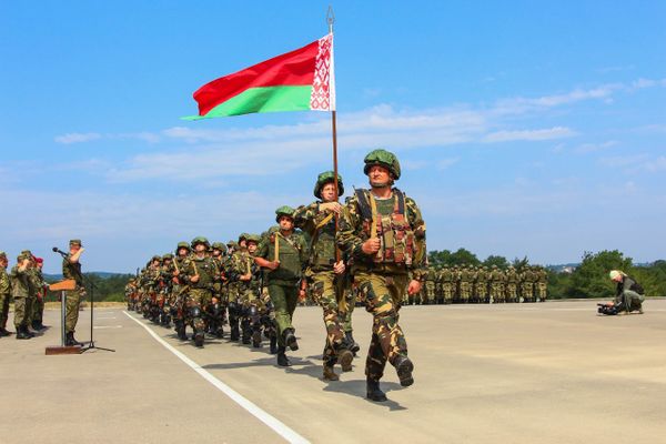 Некоторые воинские части Белоруссии решено привести в высшую степень боеготовности