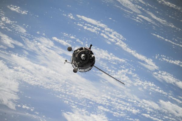 Россия запустит первые спутники для показа рекламы из космоса