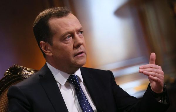 Медведев сравнил ситуацию на нефтяных рынках с картельным сговором
