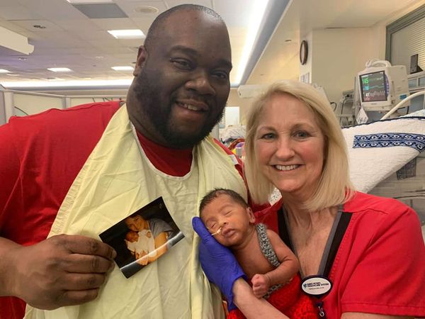 Медсестра спасла жизнь отцу, а затем и его сыну, когда оба родились недоношенными: фото с разницей в 33 года
