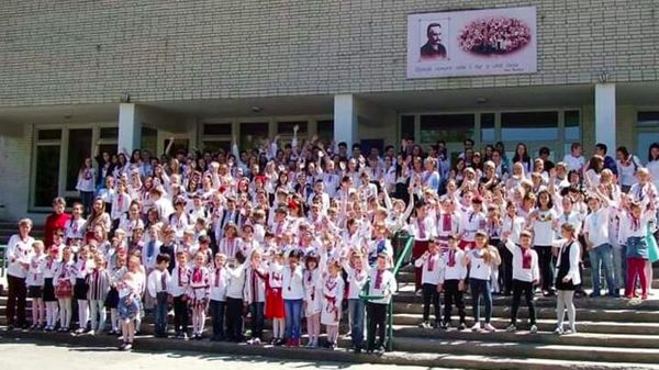 "Сжечь!" Во Львове националисты затравили лицей, где обучают на русском языке