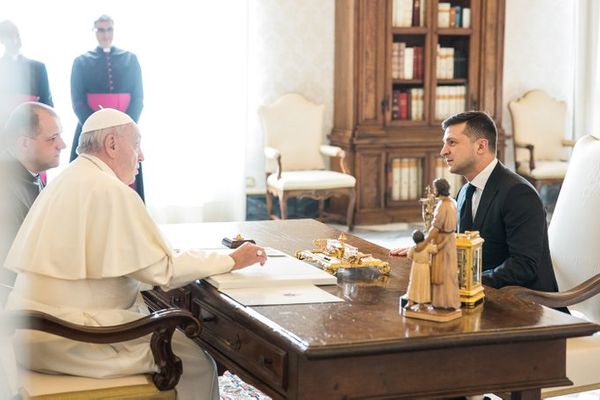 Зеленский попросил папу римского о помощи в освобождении пленённых украинцев
