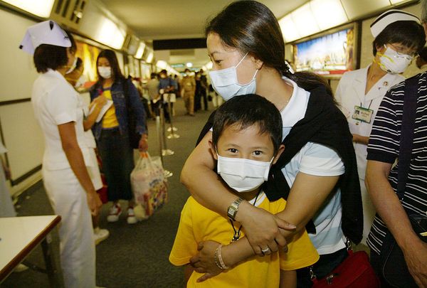 Смертельная пневмония на пороге. Чем грозит опасный китайский коронавирус россиянам
 
