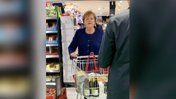 В период пандемии Меркель без маски покупала вино и туалетную бумагу в супермаркете