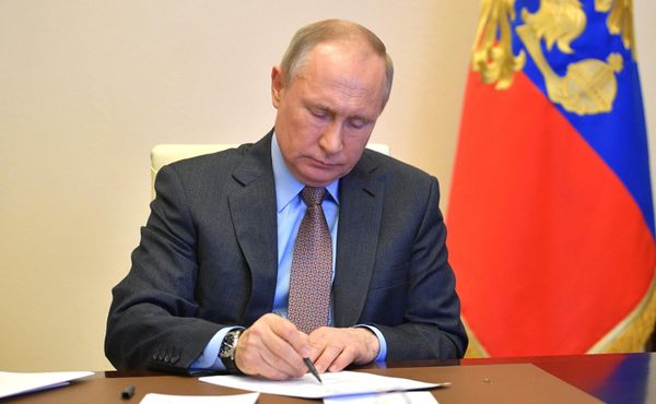Путин подписал указ о награждении медицинских работников