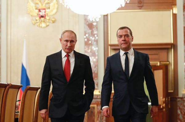 Путин рассказал, что заранее обсуждал с Медведевым отставку правительства