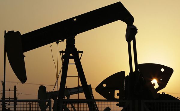Цена нефти Brent упала ниже $50 впервые за три года