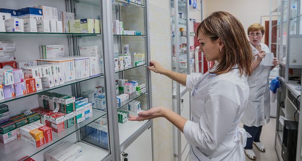Маркетинг коронавируса. Как аптеки наживаются на эпидемии и какие препараты могут подорожать
