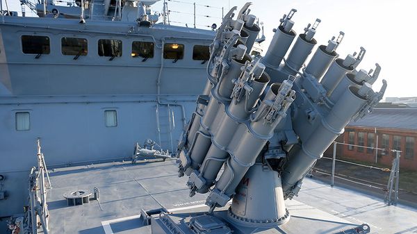 Два российских фрегата с ракетами "Калибр" проходят турецкие проливы