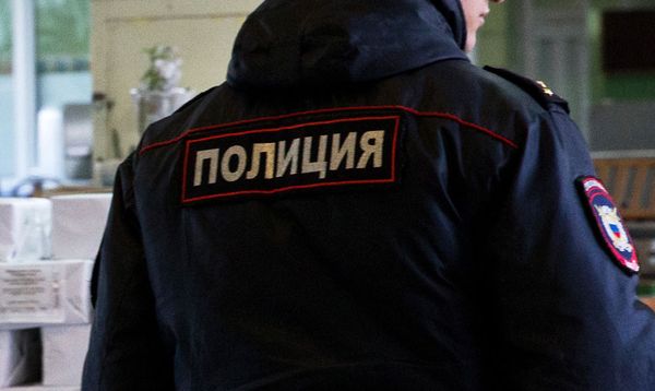 В Москве задержанный пьяный мужчина избил полицейского
