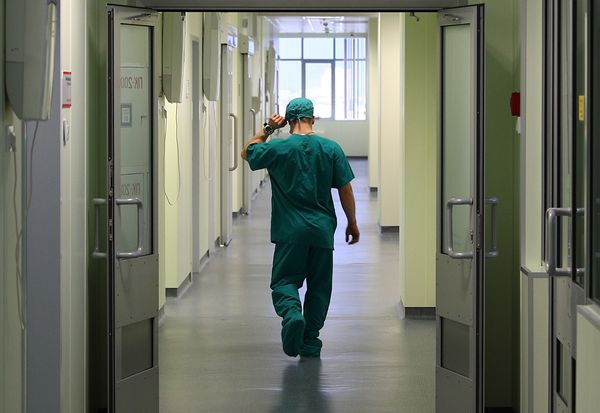 В поликлинике Петербурга закрыли целый этаж из-за подозрения на коронавирус