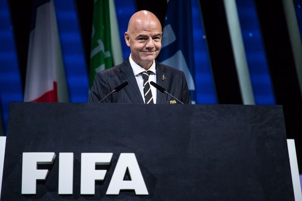 ФИФА обяжет продлить контракты футболистов во время коронавируса