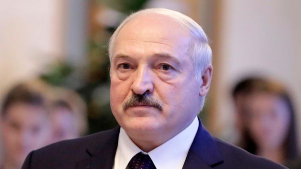 Лукашенко назвал пандемию коронавируса хорошим уроком для наркоманов и "курцов"