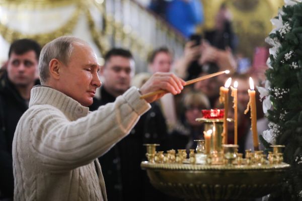 Путин подарил икону Божией Матери "Тихвинскую" настоятелю собора, где его крестили