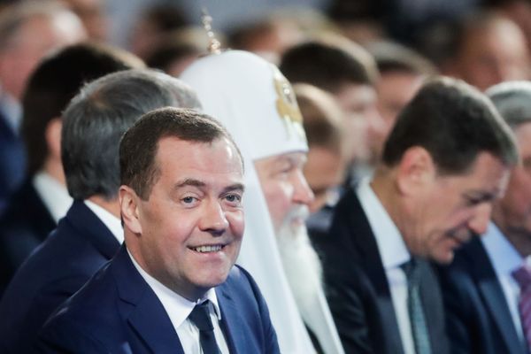 В России тёплая зима, распустилось даже правительство. Мемы и шутки про отставку Медведева