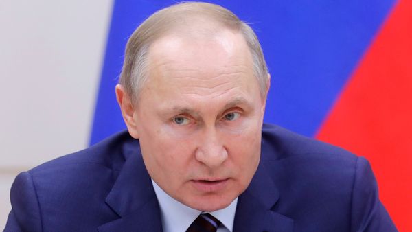 Путин призвал строже наказывать чиновников-хамов