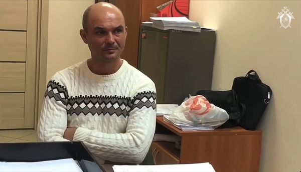 Суд ограничил в родительских правах отца, бросившего маленьких сыновей в Шереметьево