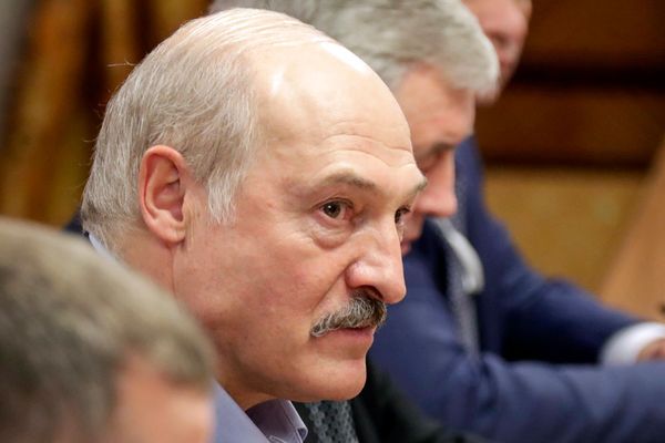 Лукашенко — о коронавирусе: Лучше умереть стоя, чем жить на коленях