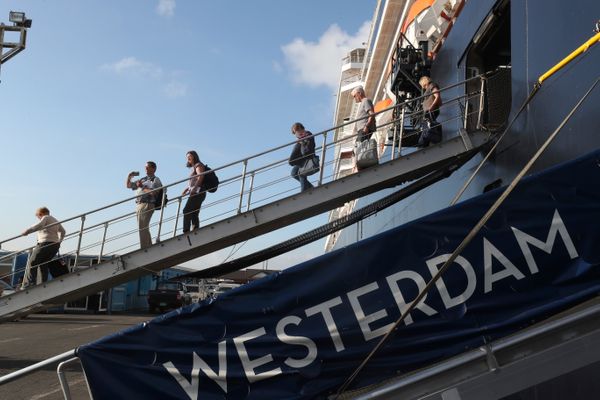 Россияне покинули лайнер Westerdam, который не пускали в азиатские порты из-за коронавируса