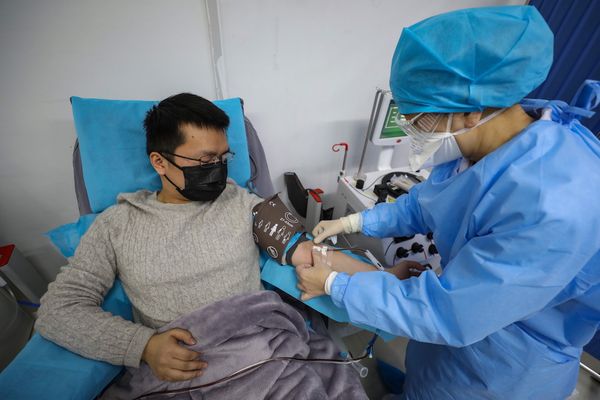 Число выздоровевших от коронавируса в Китае за сутки в три раза превысило число заболевших