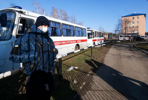 Украинцам запретили подкармливать эвакуированных из Китая земляков