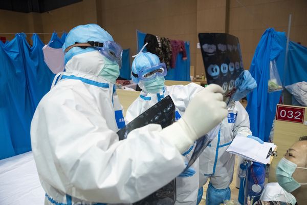 Число заражённых коронавирусом падает в Китае, зато растёт по всему миру