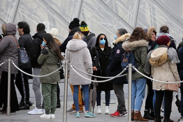 Во Франции из-за коронавируса отменили все массовые мероприятия в помещениях