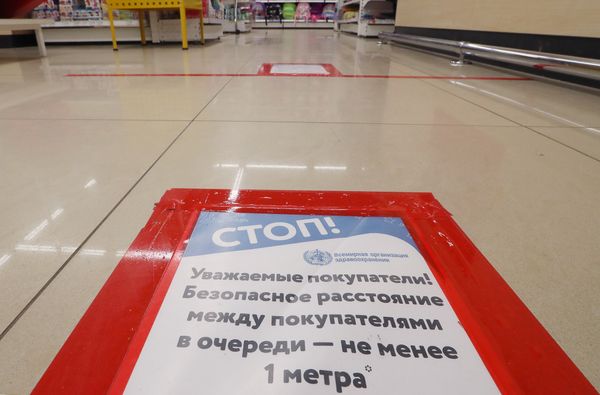 В Москве магазины начали штрафовать за отсутствие разметки для клиентов
