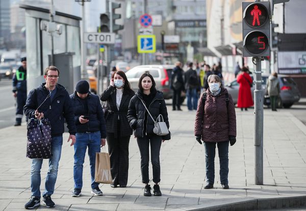 В ВОЗ призвали москвичей соблюдать на улице дистанцию в два метра