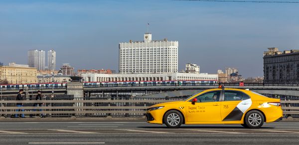 Московские таксисты не повезут пассажиров без спецпропуска