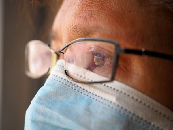 Офтальмологи дали советы, как носить линзы и очки на время пандемии